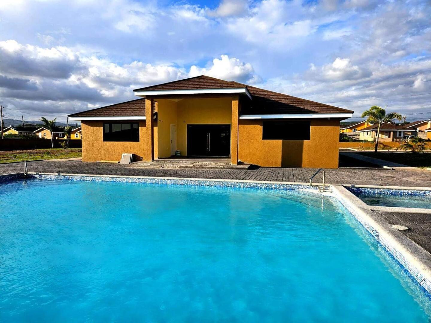 Old Harbour Bellarose At Colbeck ,Gated With Pool, Stylishly Modernヴィラ エクステリア 写真